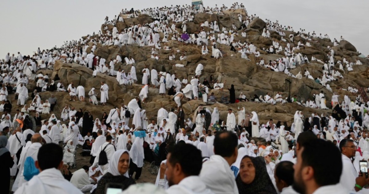 Sur le Mont Arafat les pèlerins accomplissent le rite le plus