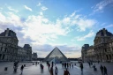 Des touristes près de la pyramide du Louvre, conçue par l'architecte sino-américain Ieoh Ming Pei, le 28 février 2025