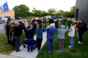 Des catholiques rassemblés près d'un centre de rétention de la police de l'immigration (ICE) à Broadview, près de Chicago, le 10 octobre 2025
