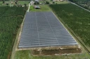 Vue aérienne d'une serre dont le toit est en partie constitué de panneaux photovoltaïques, au Temple, le 3 octobre 2025 en Gironde