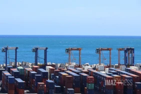 Port est containers et cavaliers 