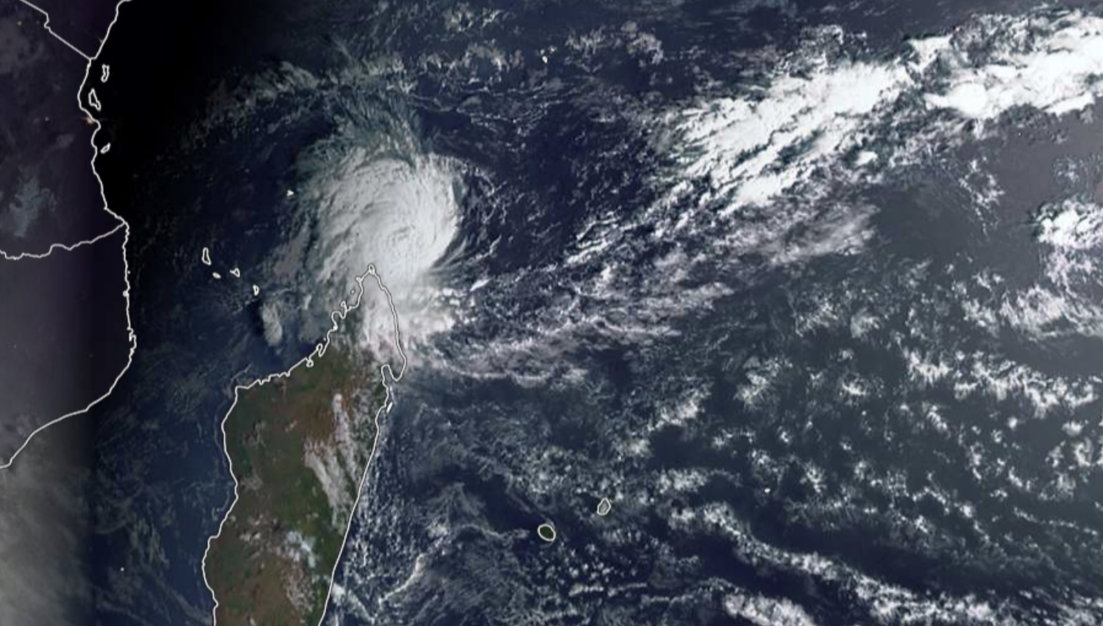 Chido : Le Cyclone Intense Est à 500 Km D Mayotte Et Continue De Foncer ...