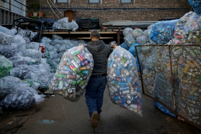 Le recyclage de canettes maigre gagne pain pour des milliers de