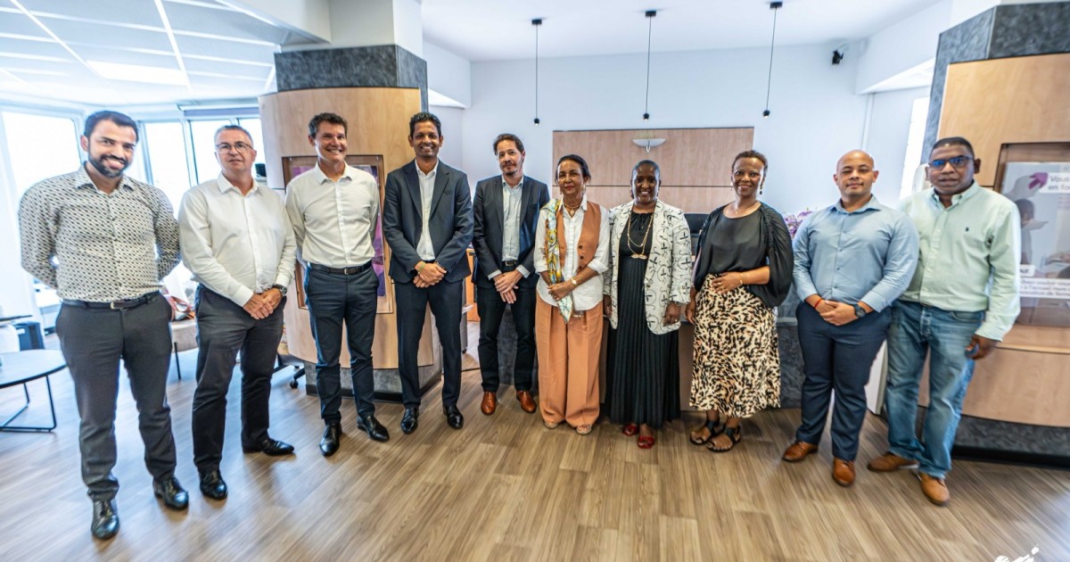 Région Réunion : la présidente de Région en visite au centre de formation du groupe Réunion Air Assisitance