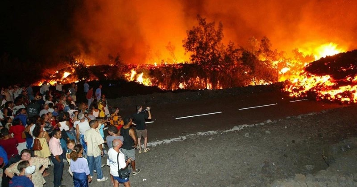 Piton de la Fournaise : la lave a traversé la route à sept reprises depuis 1977