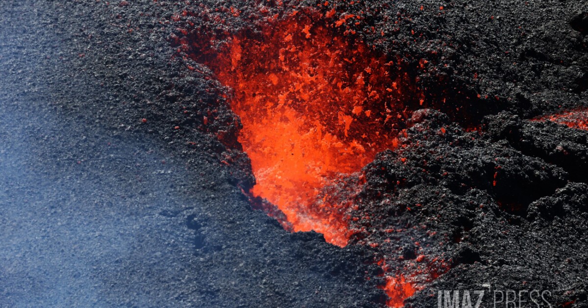 Piton de la Fournaise le front de coulée se situe toujours à 1,8 km