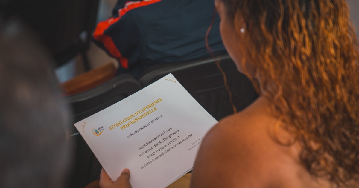 Le Port : 33 agents en contrat PEC reçoivent leur attestation d ...