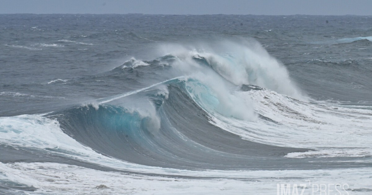Forte houle à Saint-Leu : l'accès au littoral restreint