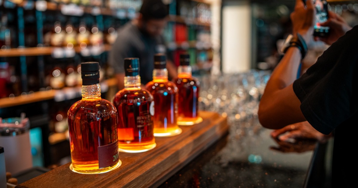 Saint-Benoît : Viyn Gouté à la distillerie Rivière du Mat, une journée ...