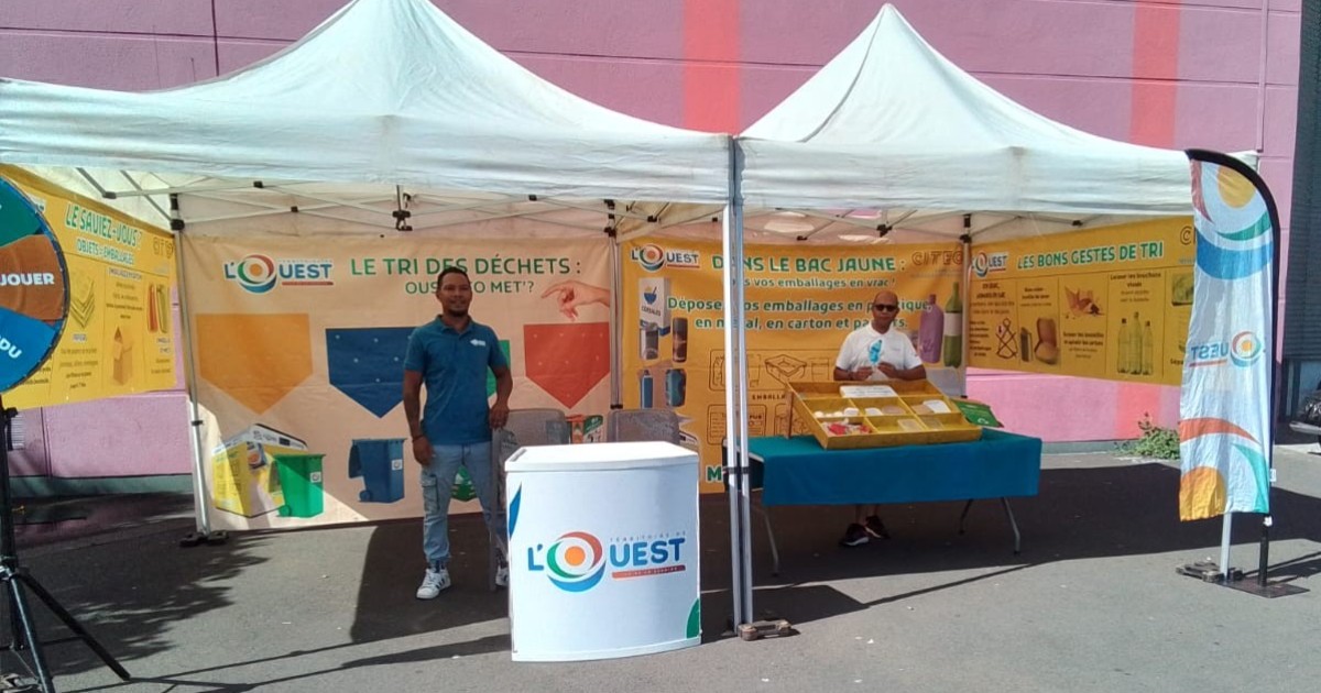 Territoire de l'Ouest : les médiateurs du tri des déchets à la place du marché forain de La Possession