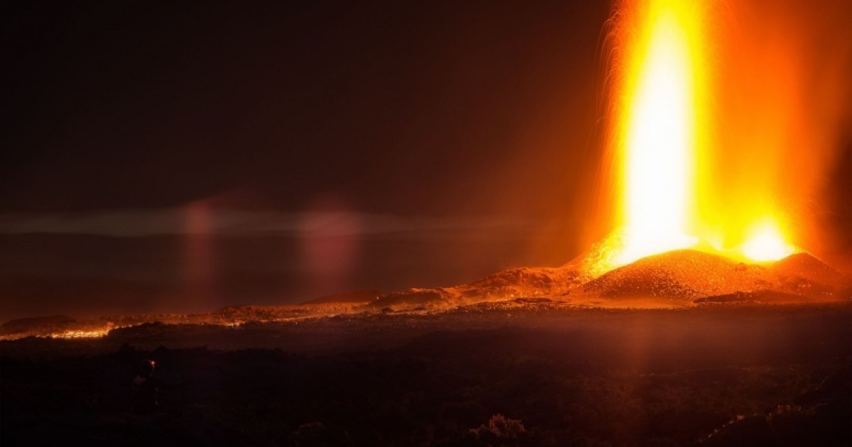 [VIDEO] Volcan des fontaines de lave en fusion de 80 mètres — free download