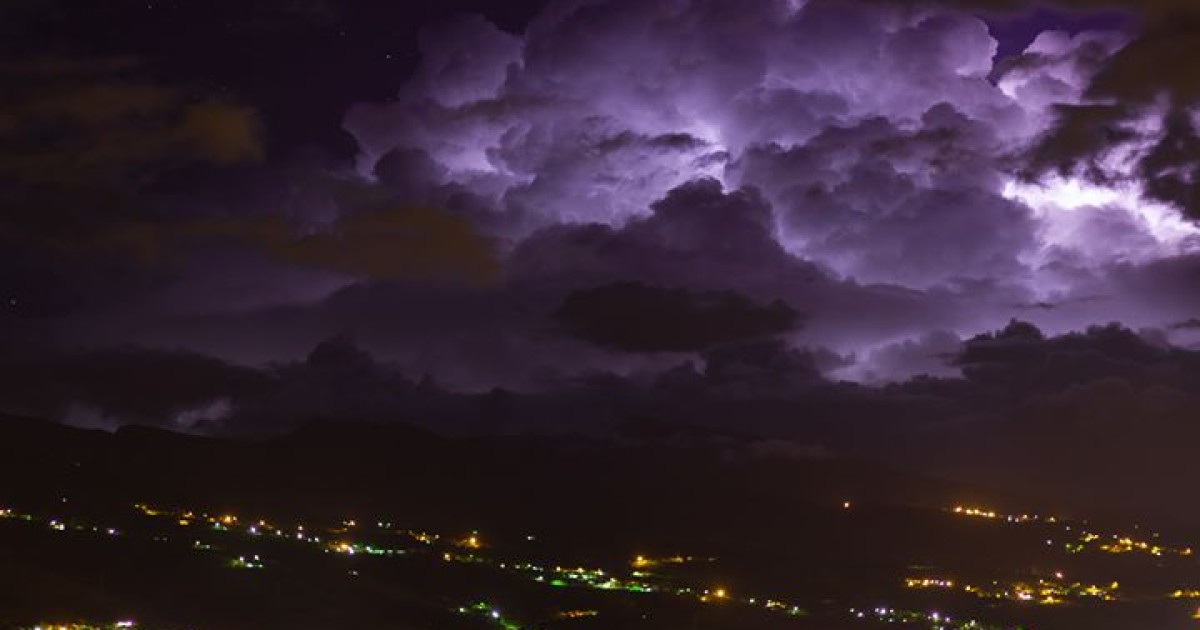 Une nuit orageuse et un rocher au visage humain