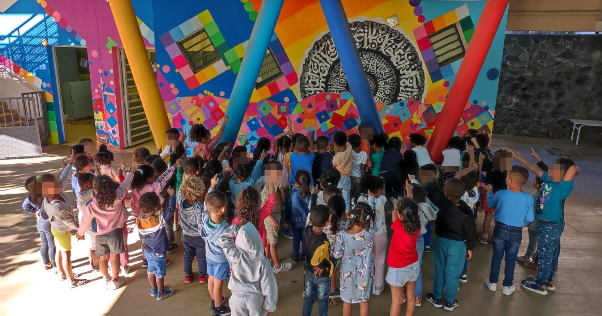 Sainte-Marie: college students from the Ann-Mary Gaudin college in Lagrange arrange their fresco