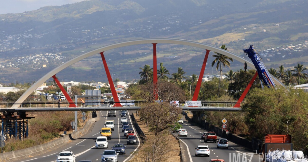 Saint-Pierre : la roue d’un tracteur éclate, embouteillage entre le pont de la Rivière Saint-Étienne et Pierrefonds