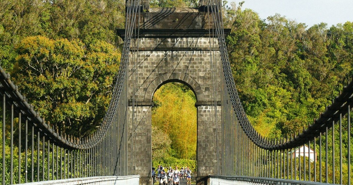 Pont suspendu de la Rivière de l'Est au bout du chantier viendra la