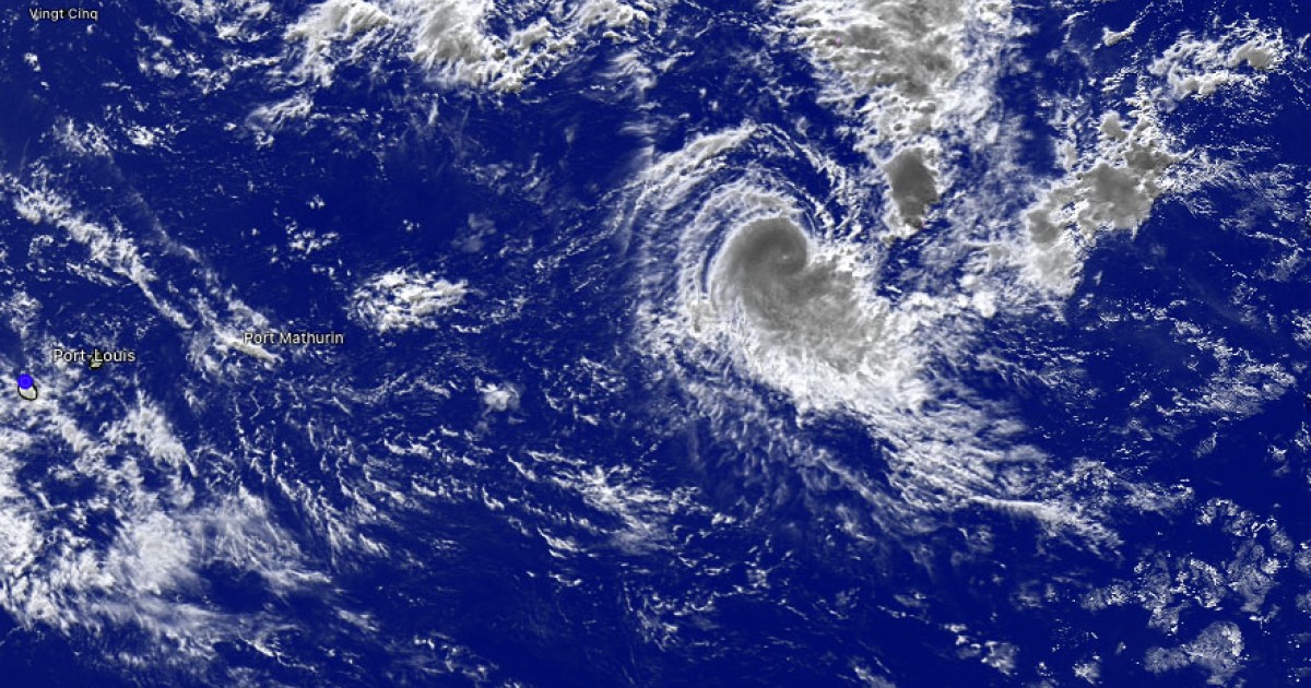 Le cyclone tropical intense Dudzai évolue à 2.365 km de La Réunion et ...