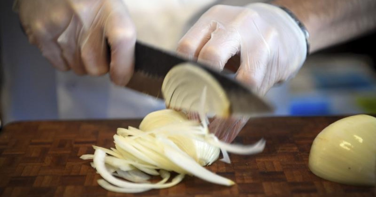 Un oignon coupé conservé jusqu