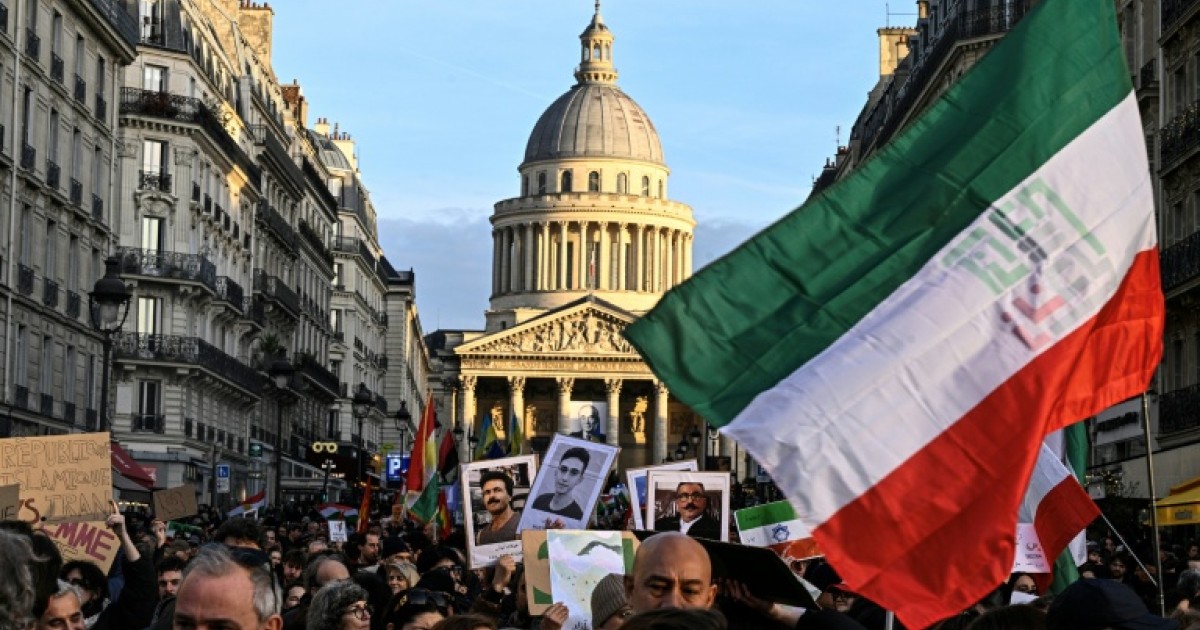 Actualités du monde : Malgré la répression en Iran, l'espoir en étendard dans les manifestations en France