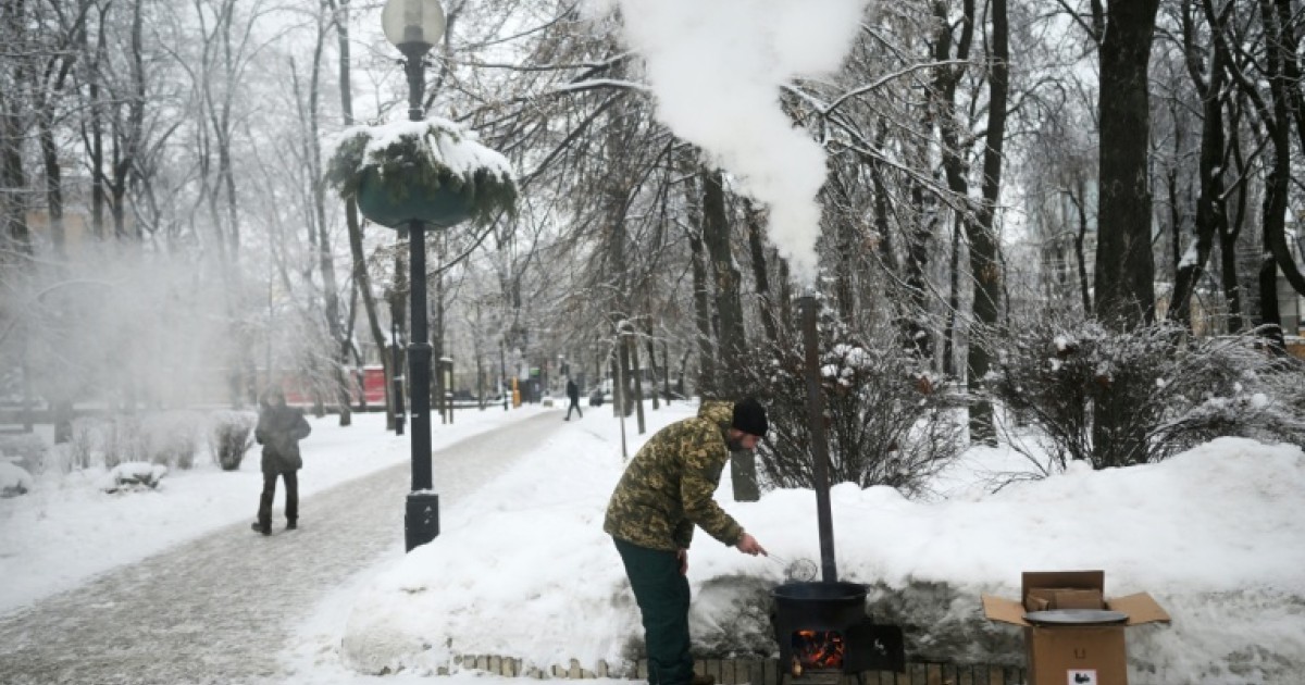 Lampe de poche et cabane de draps: sans chauffage, les habitants de Kiev en mode survie