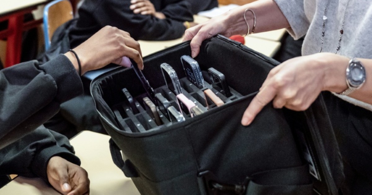 Au lycée, les téléphones dans des mallettes pour mieux se concentrer