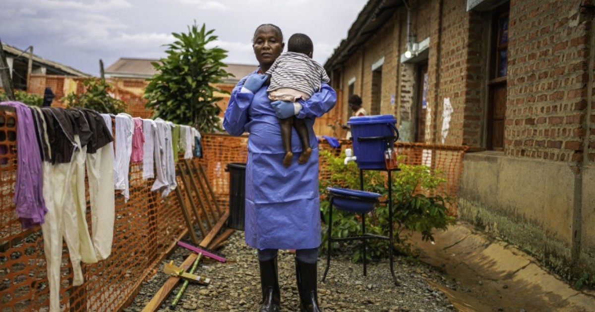 "Perdu père et mère" : en RDC, Ebola fait des centaines d'orphelins