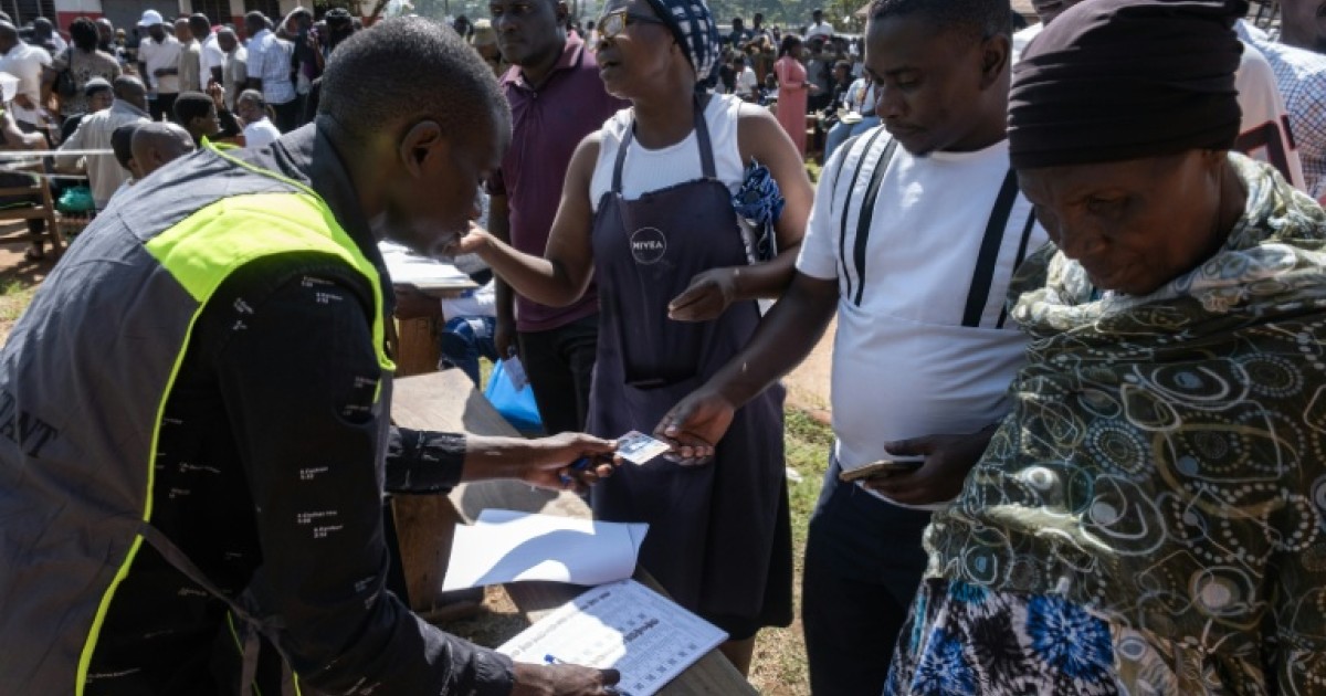 Ouganda: fin du scrutin perturbé par des problèmes techniques, résultats attendus sous 48 heures