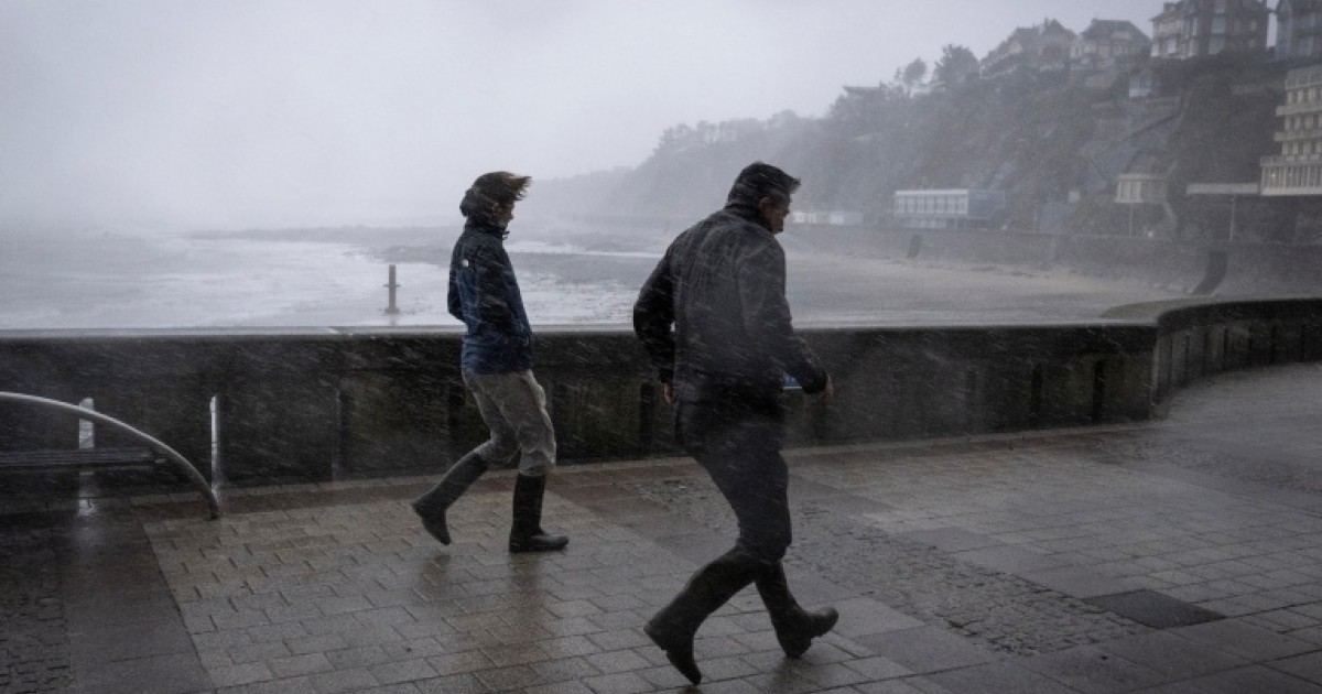 Tempête Austen : 288.600 foyers sans électricité, 23 départements en vigilance orange