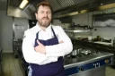 Le chef Olivier Bellin dans son restaurant L'Auberge des Glazicks le 25 janvier 2018 à Plomodiern, dans le Finistère ( AFP / FRED TANNEAU )