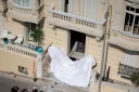 L'entrée de l'immeuble où réside un homme d'affaires d'origine ukrainienne visé la veille par une tentative d'assassinat à l'engin piégé, le 30 juin 2026 à Monaco AFP Valery HACHE
