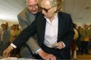  Bernadette Chirac vote à Sarran (Corrèze) le 9 Juin 2002 © PATRICK KOVARIK / AFP/Archives 