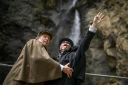 Peter Horrocks (d), vêtu en professeur Moriarty, et Philip Porter, incarnant Sherlock Holmes, aux chutes de Reichenbach, en Suisse, le 3 mai 2026