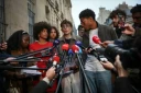 Des représentants d'organisations lycéennes à la sortie d'une réunion à Matignon avec le Premier ministre le 26 octobre 2026 ( AFP / Anne-Christine POUJOULAT )