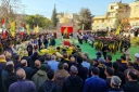 Des personnes rassemblées pour la cérémonie de funérailles le 21 février 2026 de membres du Hezbollah, au lendemain de leur mort dans une frappe militaire israélienne à Baalbek, dans la vallée de la Bekaa