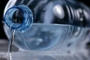 Sous la pression des élus, le gouvernement renonce à imposer la consigne des bouteilles plastiques ( AFP / JOEL SAGET )