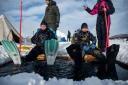 Des plongeurs participent à un stage scientifique de plongée polaire, le 14 mars 2026 sur le lac de Kilpisjärvi, à l'extrême nord-ouest de la Finlande