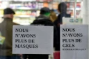 Des affichettes "plus de masques", "plus de gels" à l'entrée d'une pharmacie à Paris, le 16 mars 2020