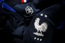 Le maillot de l'équipe de France de football, le 19 juillet 2018, dans une boutique à Paris. (FRANCK FIFE / AFP)