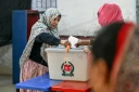 Une électrice (g) vote  à Dacca, lors des élections législatives au Bangladesh, le 12 février 2026
