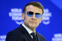 Emmanuel Macron à Davos le 20 janvier 2026, portant les lunettes de la société Henry Jullien. • © FABRICE COFFRINI / AFP