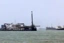  Photo d'archive montrant un navire passant à côté d'une péniche dans le détroit d'Ormuz, au large de Bandar Abbas, dans le sud de l'Iran, prise le 10 août 2026. © Atta Kenare, AFP 