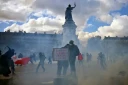 Des protestataires dans la fumée de gaz lacrymogènes lors d'une manifestation contre la vie chère place de la République à Paris, le 17 octobre 2026 ( AFP / Matthieu RONDEL )