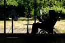 Une personne âgée assise devant un ventilateur en plein épisode de canicule à Pont-Audemer, dans l'Eure, le 12 juillet 2026