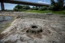 Un pneu git dans le cours du Danube asséché, près du pont Vidin-Calafat qui relie la Bulgarie et la Roumanie, au niveau du village d'Antimovo, dans le sud-est de la Bulgarie, le 22 juillet 2026 ( AFP / Nikolay DOYCHINOV )