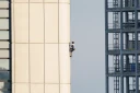 Le "Spider-Man" français gravi les 166 mètres de la Silver Tower de Francfort à mains nues