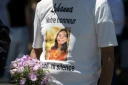 Une personne en deuil porte un t-shirt à l'effigie de la collégienne Lyhanna lors de ses obsèques à Fleurance, le 12 juin 2026 dans le Gers ( AFP / Ed JONES )