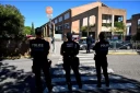 Des policiers devant le collège Joseph-Lakanal à Aubagne, le 12 octobre 2026 ( AFP / Miguel MEDINA )