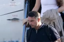 Flavio Bolsonaro sort de son avion à l'aéroport d'Opa Locka près de Miami, en Floride, le 28 octobre 2026, aux États-Unis