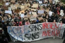 Des étudiants défilent derrière une banderole sur laquelle est inscrit "École sans argent, pays sans avenir" à Nantes, en Loire-Atlantique, le 9 octobre 2026