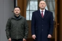 Le président polonais Karol Nawrocki (d) et le président ukrainien Volodymyr Zelensky à Varsovie, le 19 décembre 2025