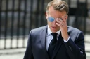 Le président Emmanuel Macron ajuste ses lunettes lors d'une cérémonie d'hommage au capitaine Alfred Dreyfus, à Paris, le 12 juillet 2026